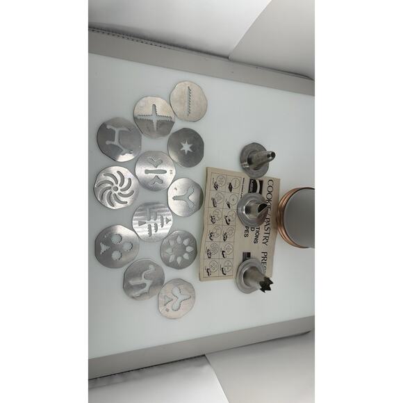 Mirro M-0358-22 Cookie Pastry Press Made in USA 12 Cookie Plates 3 Pastry Tips - Picture 2 of 4